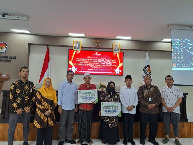
Anggota KPPS Pasuruan Meninggal, Ahli Waris Terima Santunan Rp 42 Juta dari BPJS Ketenagakerjaan