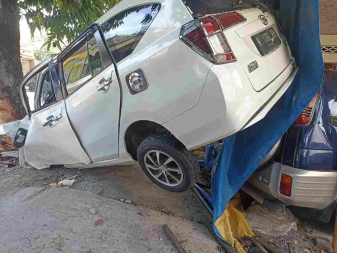 
Diduga Mengantuk, Mobil Sigra Plat N Hantam Pohon di Blitar Hingga Ringsek
