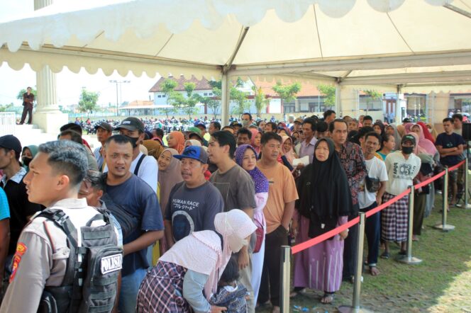 
Membludak, Warga Serbu Pasar Murah yang Digelar Pemkot Pasuruan 