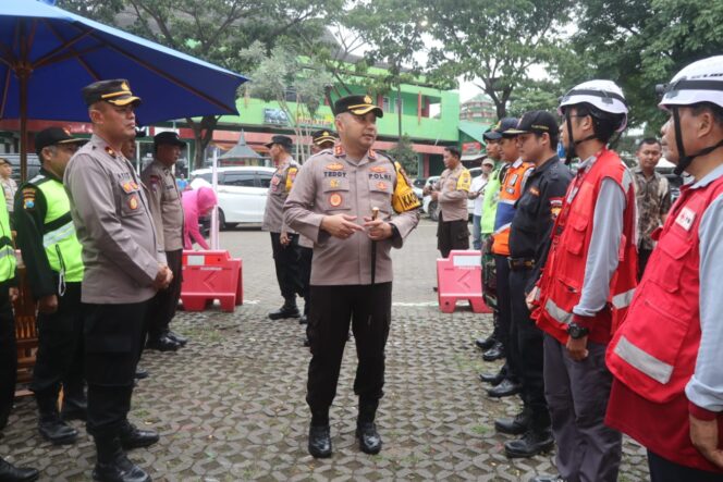 
Jamin Arus Mudik Lancar, Kapolres Pasuruan Kunjungi Pos Pam Ketupat Semeru 2024