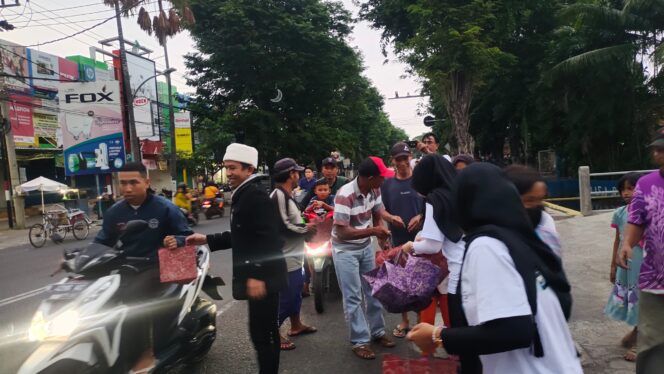 
Kabarpas Bagikan Ratusan Paket Takjil, Hanya 15 Menit Langsung Ludes Diserbu Warga