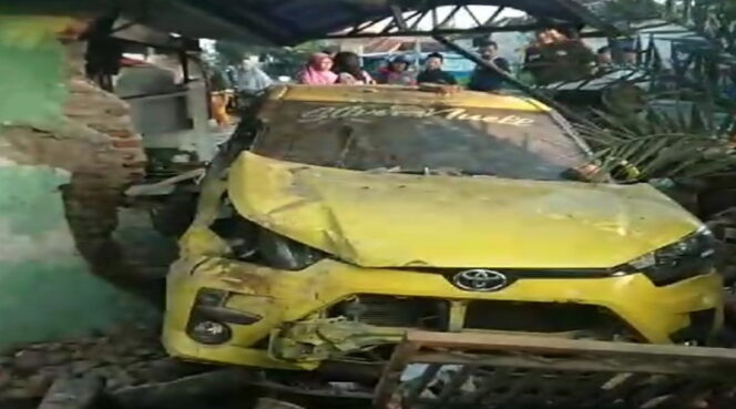
Sopir Ngantuk, Agya Seruduk Rumah Warga di Pasuruan