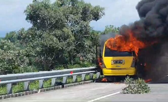 
Elf Angkut Belasan Penumpang Ludes Terbakar di Tol Pandaan-Malang