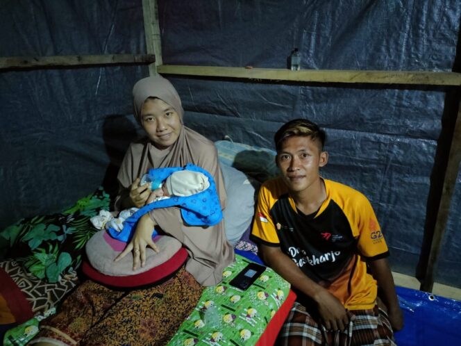 
Di Tengah Gempa Susulan, Bayi Perempuan Terlahir Selamat di Huntara Bawean