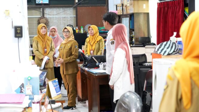 
Pastikan Kelancaran Pelayanan, Bupati Blitar Lakukan Inspeksi Mendadak ke Dinas Kesehatan