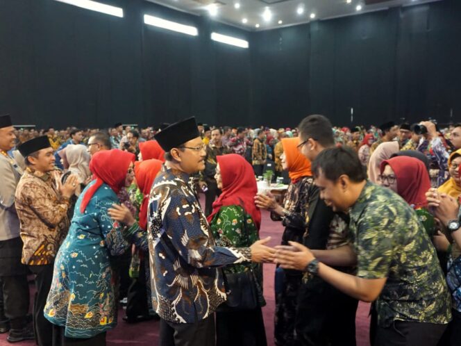 
Gus Ipul-Mas Adi Halal Bihalal Bersama ASN Pemkot Pasuruan
