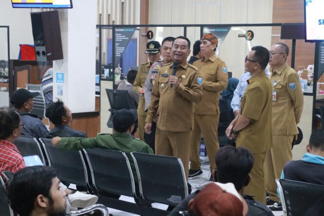 
Kampanye Anti Korupsi, Pj Bupati Ugas Sidak Pelayanan Adminduk dan Perijinan