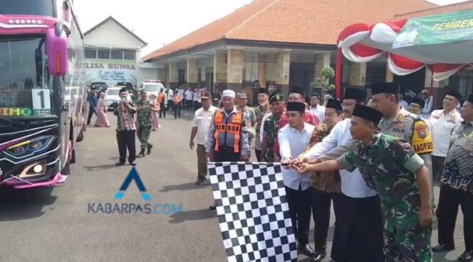 
Lepas Ratusan Calon Jemaah Haji, Gus Ipul Titip Doa Agar Kota Pasuruan Diberikan Berkah