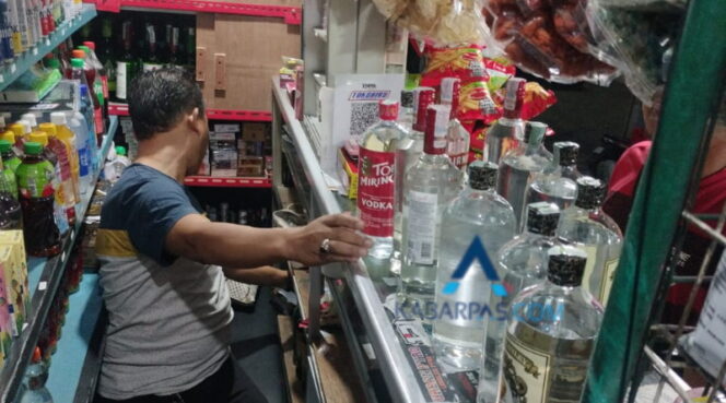 
Polres Pasuruan Razia Miras di Sejumlah Toko, Ini yang Didapat…