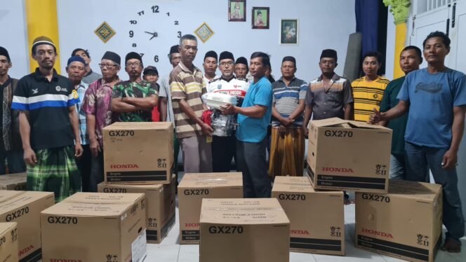 
Anggota DPRD Jatim Habib Mahdi Bagi-bagi Bantuan ke Nelayan