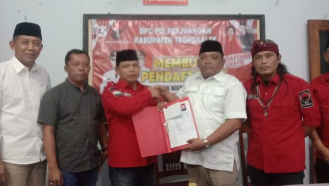 
Petinggi Gerindra Trenggalek Kembalikan Formulir Bacawabup ke PDI-P Last Minute