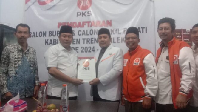 
Elit Demokrat Trenggalek Mugianto Kembalikan Formulir Pendaftaran ke PKS