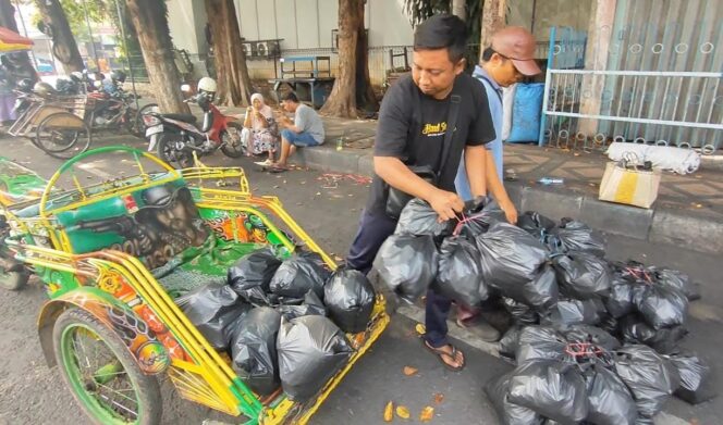 
Berkah Penjual Arang Jelang Hari Raya Kurban