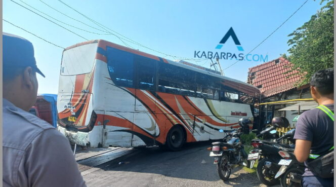
Breaking News! Bus Tabrak Pos Jaga Lintasan Kereta Api dan Pemotor di Pasuruan