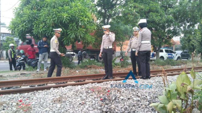 
Breaking News! Penjual Ikan Keliling di Pasuruan Tewas Ditabrak KA Pandalungan