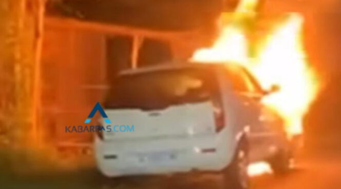 
Mobil Sedan Berpenumpang 4 Orang Terbakar di Pasuruan