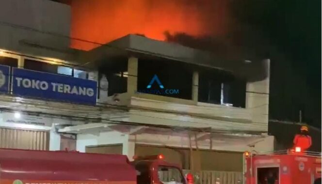 
Toko Kelontong di Pasuruan Ludes Terbakar
