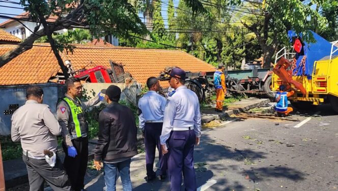 
Truk Kontainer Tabrak Pemotor hingga Rumah di Pasuruan, Tiga Orang Tewas