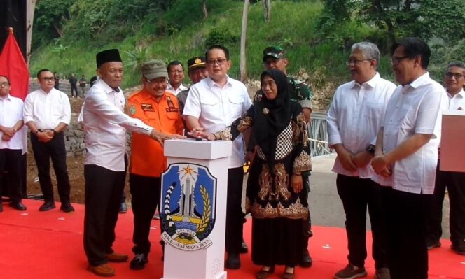 
Resmikan Jembatan Lumbang yang Sempat Terputus, Pj Gubernur Jatim Sampaikan Pesan Ini ke Masyarakat