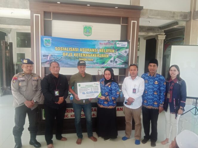 
BPJS Ketenagakerjaan Serahkan Santunan Rp 42 Juta untuk Nelayan di Wilayah Kabupaten Pasuruan