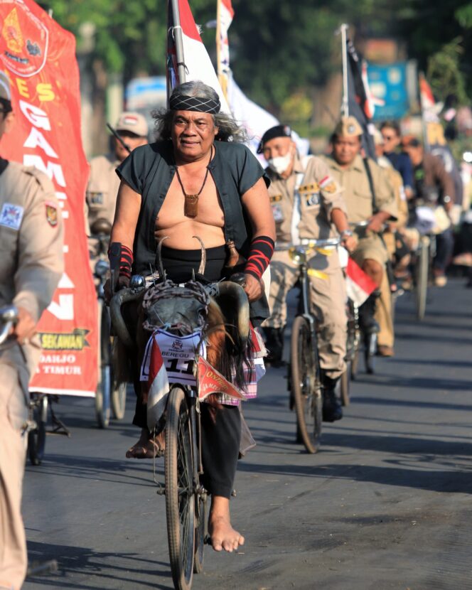 
Wali Kota Pasuruan Mancal Bareng Komunitas Sepeda Tua Jawa Timur