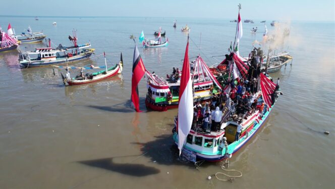 
Petik Laut Desa Kalibuntu, Pj Bupati Ugas Lepas Prosesi Larung Sesaji