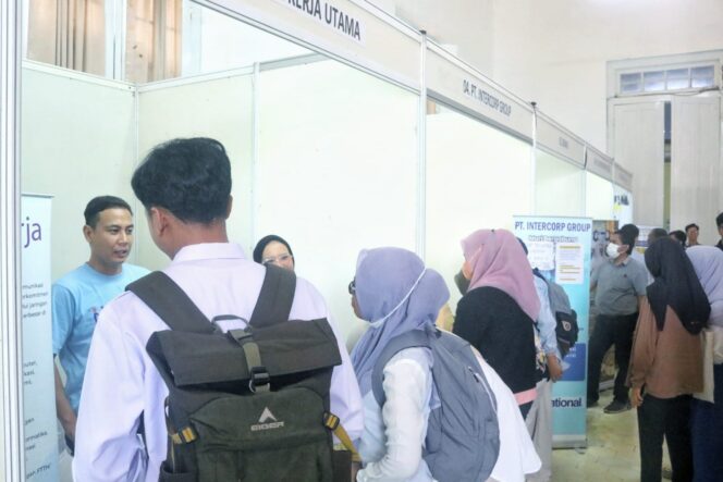 
Ribuan Pencari Kerja Serbu Job Fair 2024 di Gedung Harmoni Kota Pasuruan 