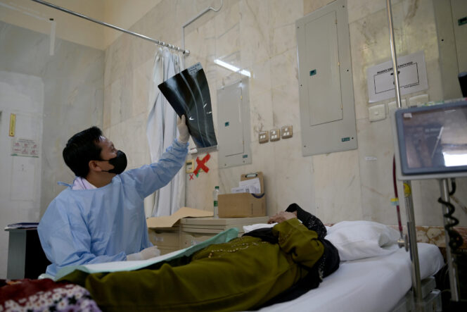 
Dokter melihat hasil rontgen dari pasien yang dirawat di Klinik Kesehatan Haji Indonesia (KKHI) Makkah, Makkah, Arab Saudi, Selasa (28/5/2024). Fasilitas pelayanan kesehatan bagi jamaah haji Indonesia di Makkah yang dikelola Pusat Kesehatan Haji Kementerian Kesehatan tersebut dari sejak beroperasi pada 20 Mei 2024 hingga saat ini telah menangani 78 pasien rawat inap dan 137 pasien rawat jalan. Sigid Kurniawan/MCH 2024
