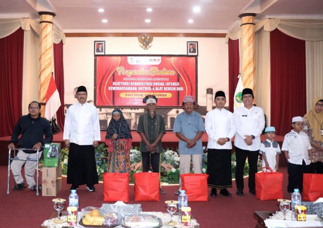 
Salurkan Ratusan Bantuan Atensi, Gus Ipul: Semoga Bermanfaat Sesuai dengan Kebutuhan