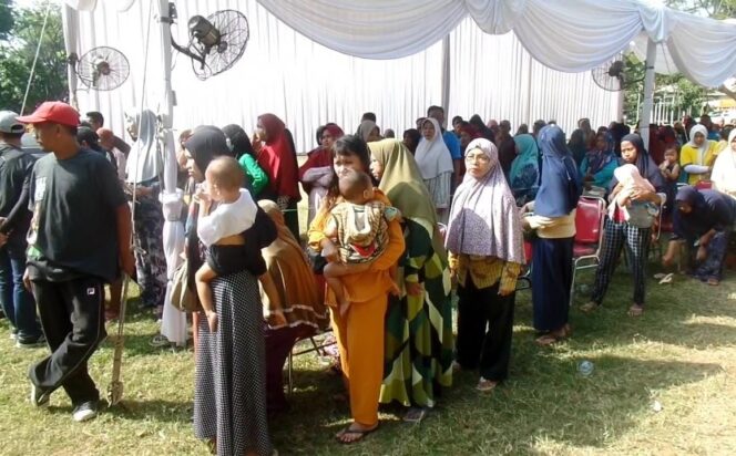 
Pemkot Pasuruan Gelar Pasar Murah, Ratusan Warga Rela Antri Panjang