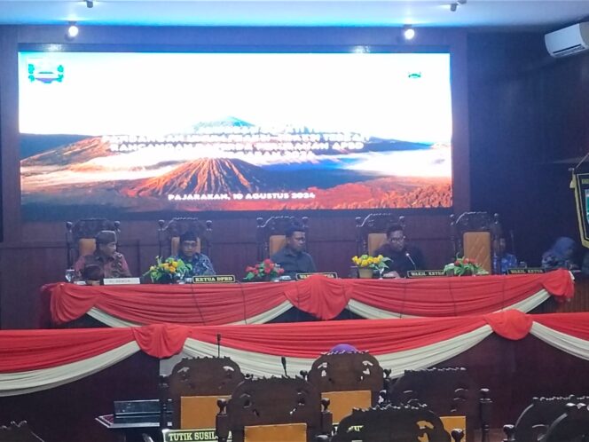 
Eksekutif Jawab PU Fraksi Terhadap Raperda P-APBD 2024