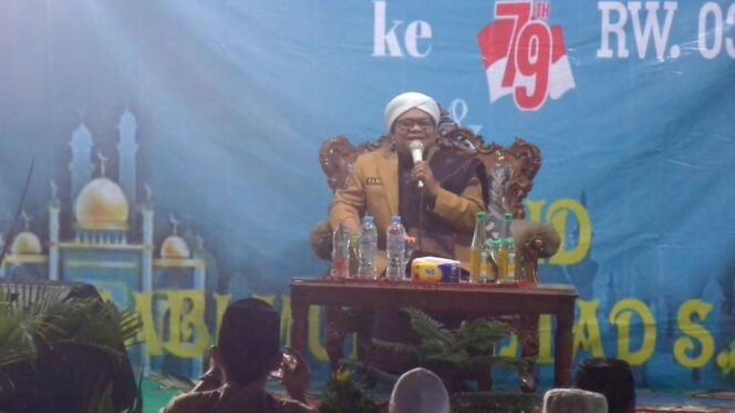
Warga Pasuruan Gelar Malam Tirakatan HUT Kemerdekaan RI ke-79