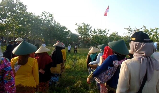 
Unik, Warga Pasuruan Upacara 17 Agustus di Tengah Sawah