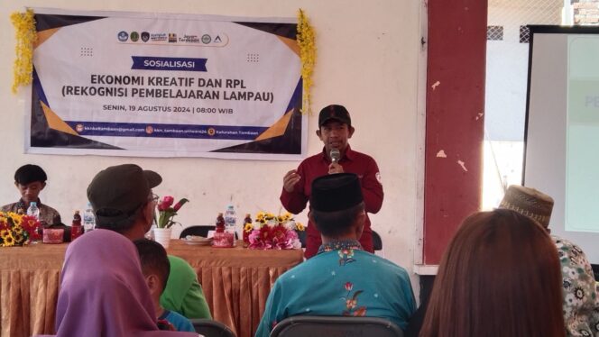 
CEO Kabarpas Berikan Sosialisasi Ekonomi Kreatif untuk Warga dan Mahasiswa