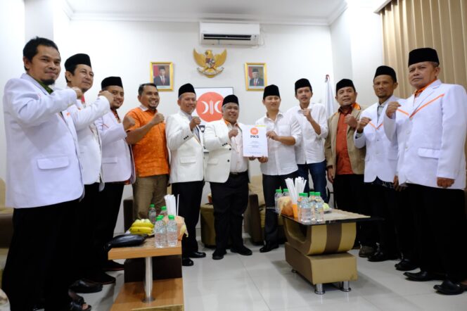 
Mas Ipin-Syah Nata Resmi Kantongi Rekom PKS di Pilkada Trenggalek 2024