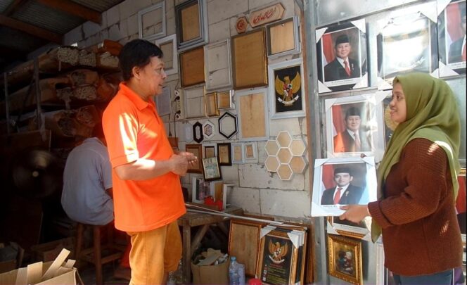 
Pigura Bergambar Prabowo – Gibran Laris Manis Diburu Pembeli