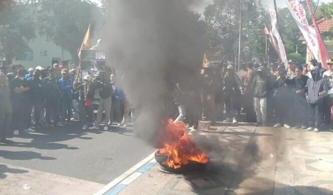 
Demo Kawal Putusan MK di Pasuruan, Mahasiswa Bakar Ban hingga Saling Dorong dengan Polisi