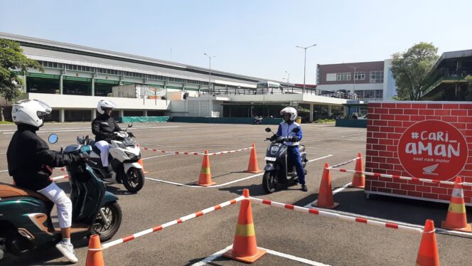 
Cari_aman Di Jalan, Begini Teknik Pengereman yang Baik