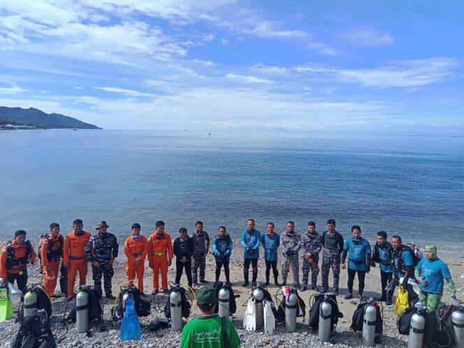 
Peringati Hari Hiu Paus Internasional, Anggota Dewan Pers Lepas Penyelam Gorontalo Bersihkan Sampah Laut