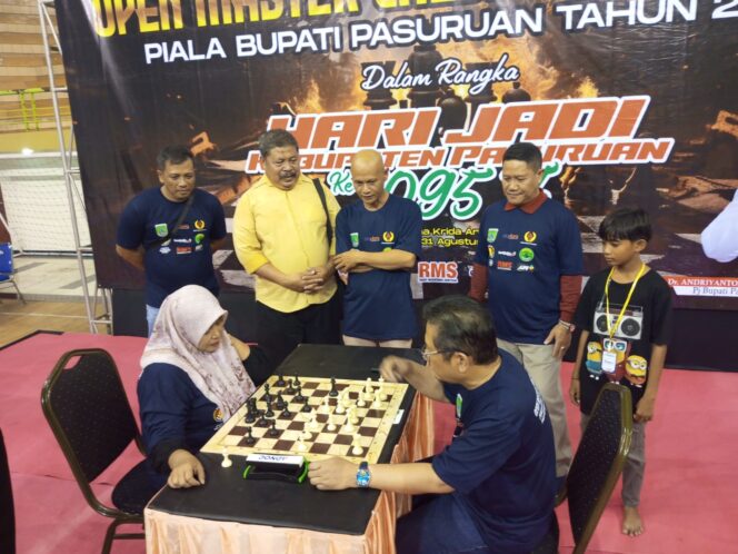 
Cetak Sejarah di Pasuruan, Open Chess Tournamen Diikuti Ratusan Atlet Catur Nasional hingga Internasional