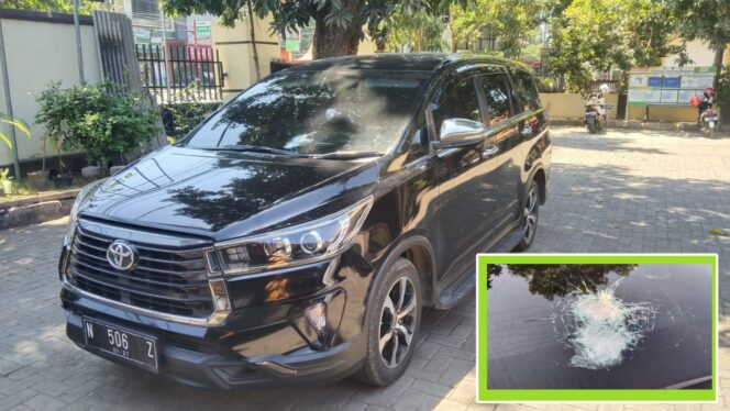 
Mobil Calon Bupati Pasuruan Dilempari Batu Orang Tak Dikenal