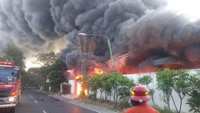 
Gudang Plastik di Pasuruan Terbakar