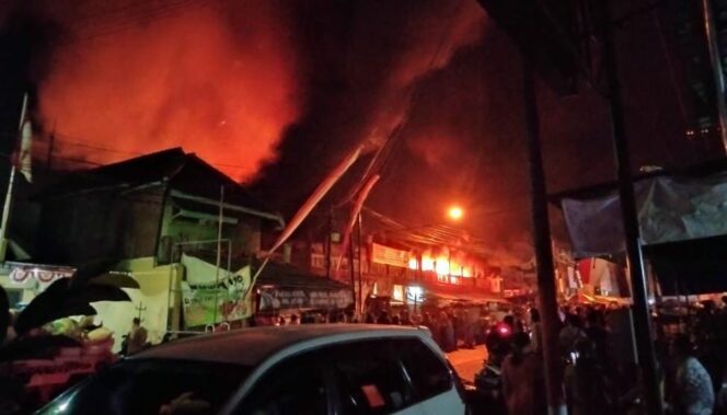 
Pasar Pasrepan Terbakar Hebat, Ratusan Kios Ludes