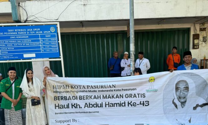 
HIPMI Kota Pasuruan Bagikan Ribuan Paket Nasi untuk Jemaah Haul KH. Abdul Hamid yang ke-43