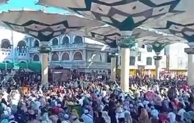 
Jemaah Haul ke-43 Mbah Hamid  Membludak, Alun-alun Pasuruan Jadi Lautan Manusia