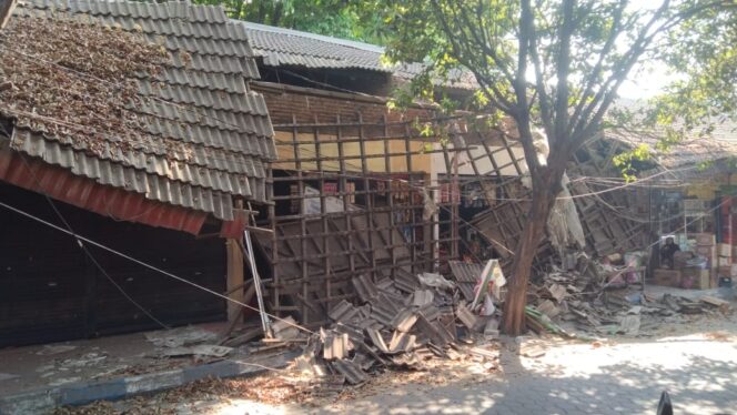 
Breaking News, Empat Bangunan Toko Sembako di Pasar Kebonagung Pasuruan Ambruk