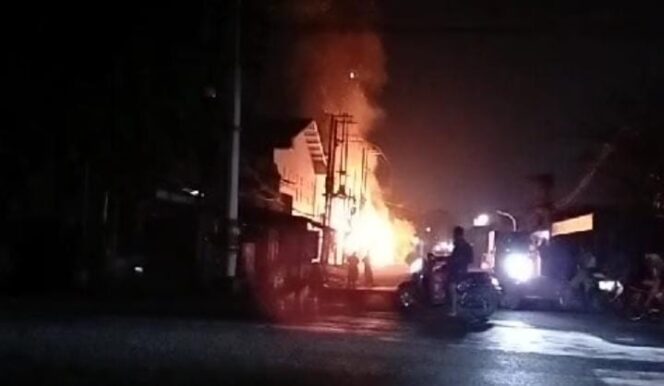 
Gudang dan Warung di Pasuruan Terbakar, Tiga Damkar Dikerahkan 