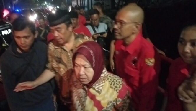 
Blusukan di Pasuruan, Risma Turun Langsung Pantau Sungai Penyebab Banjir
