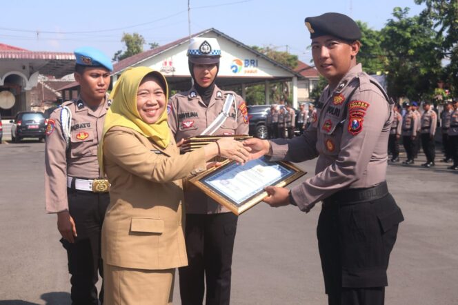 
Pjs Wali Kota Pasuruan Beri Apresiasi Prestasi Polisi dan Siswa PKS