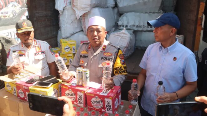 
Polisi Amankan Truk Angkut Ribuan Miras Saat Melintas di Jl. Wahidin Pasuruan